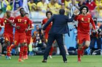 Belgium's Marouane Fellaini (R) celebrates his goal against Algeria with coach Marc Wilmots during their 2014 World Cup Group H soccer match at the Mineirao stadium in Belo Horizonte June 17, 2014. REUTERS/Dominic Ebenbichler