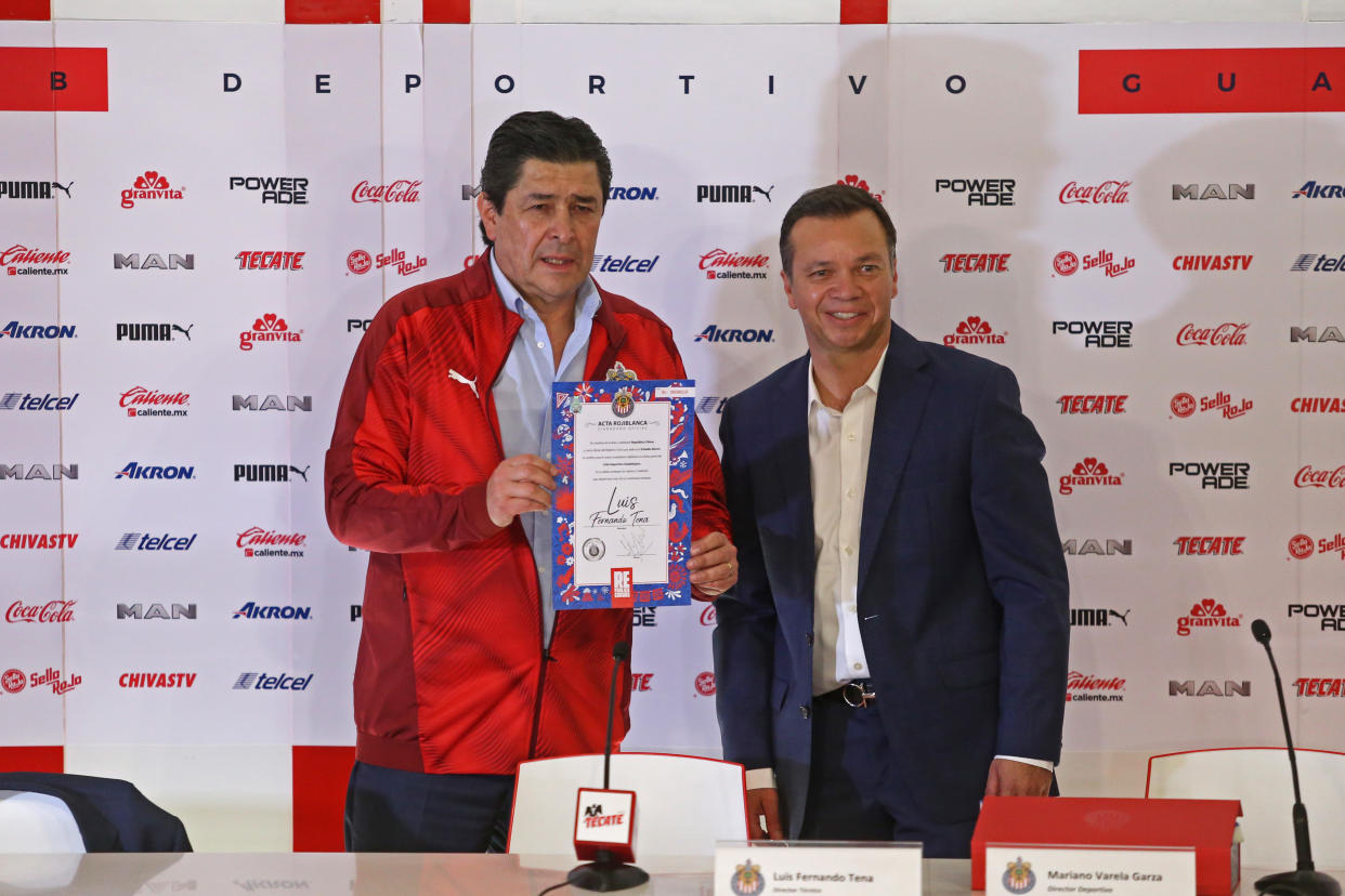 ZAPOPAN, JALISCO, 26 SEPTIEMBRE 2019.- Luis Fernando Tena fue presentado esta tarde como nuevo Director Técnico de las Chivas del Guadalajara, dicha presentación corrió a cargo de Mariano Varela Director Deportivo de la Institución y se llevo a cabo en la sala de prensa José Ramón Fernández del Estadio Akron. FOTO: FERNANDO CARRANZA GARCIA / CUARTOSCURO.COM 