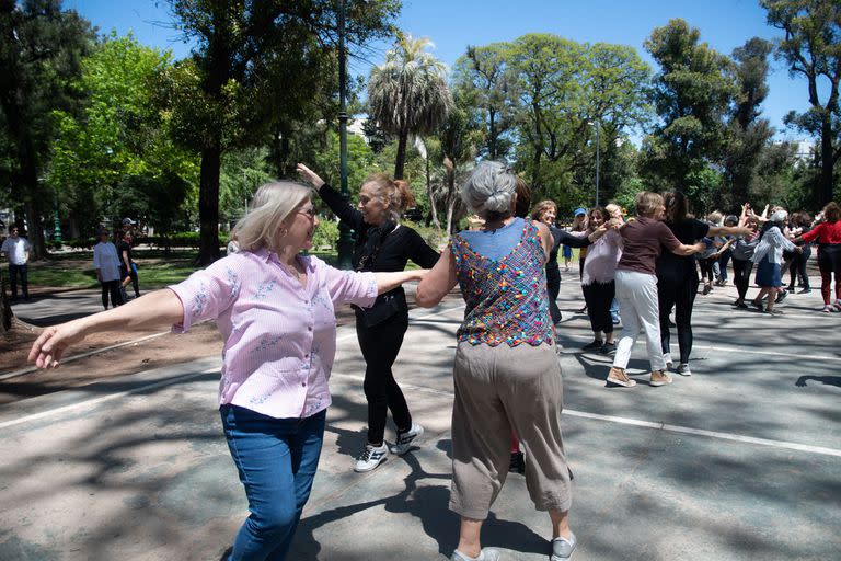 Todos los domingos, a las 11, unas 20 mujeres se reúnen en la Plaza Castelli, de Belgrano R