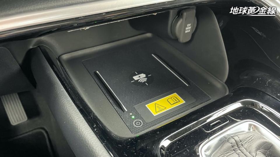 Prestige尊榮版車上還有收機無線充電板，提供便利的使用體驗。(圖片來源/ 地球黃金線)