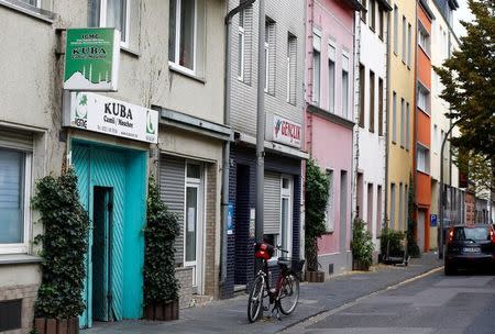 A view shows the Turkish Kuba Camii mosque near a hotel (at R) housing refugees in Cologne's district of Kalk, Germany, October 14, 2016. REUTERS/Wolfgang Rattay