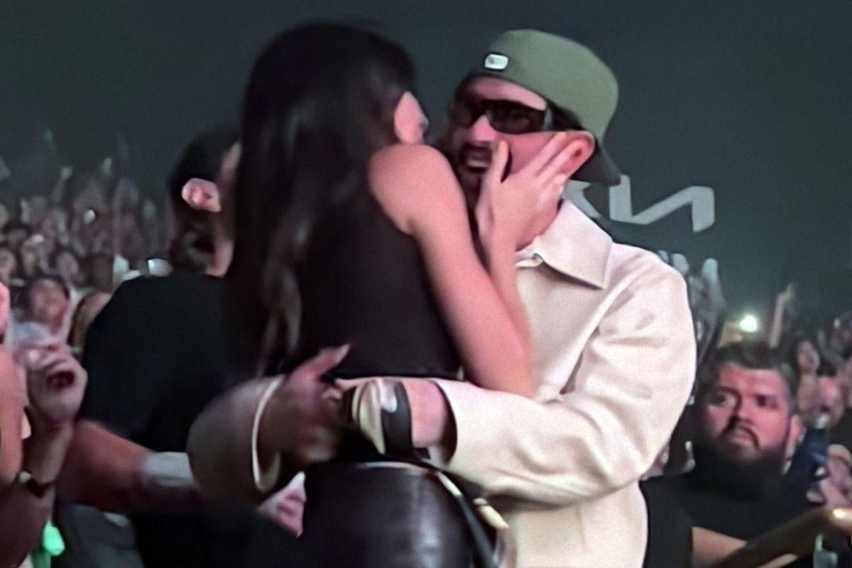 Kendall Jenner and Bad Bunny Show Off Rare PDA at Drake's Concert - Yahoo  Sports