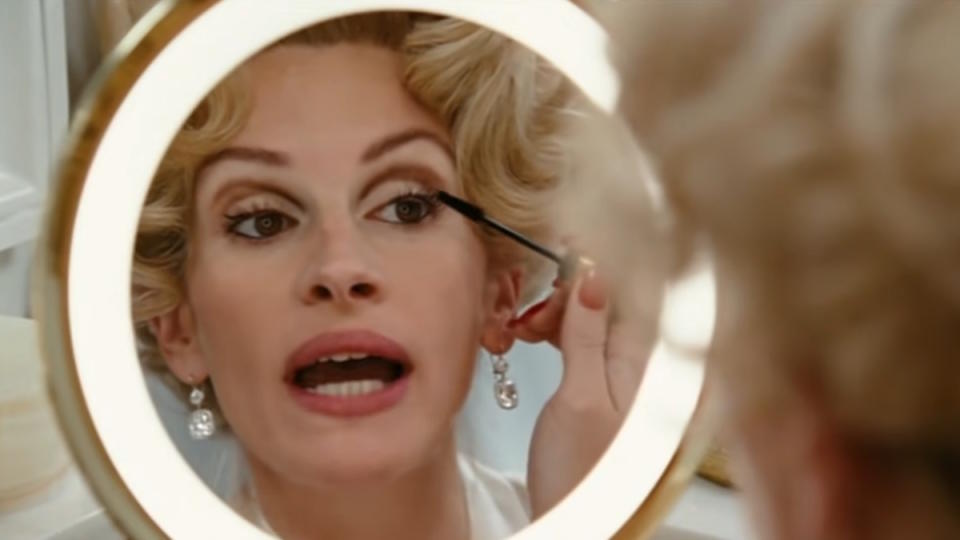 Julia Roberts does her makeup in a vanity mirror in Charlie Wilson's War