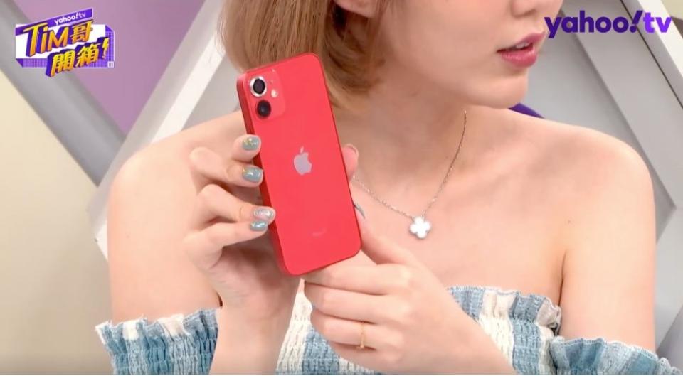 ▲iPhone 12mini 紅色開箱。圖片來源：取自Yahoo!tv Tim哥開箱