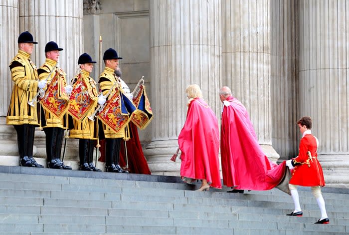 Los reyes Carlos y Camilla suben las escaleras al templo