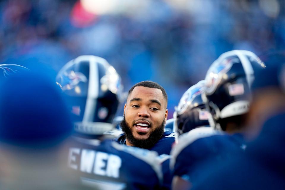 Tennessee Titans defensive tackle Jeffery Simmons (98) gets his teammates hyped up before facing the Bengals during the AFC Divisional playoff game at Nissan Stadium Saturday, Jan. 22, 2022 in Nashville, Tenn.