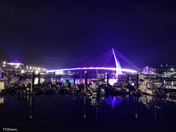 情人橋夜間景致。（圖：新北市漁業處提供）