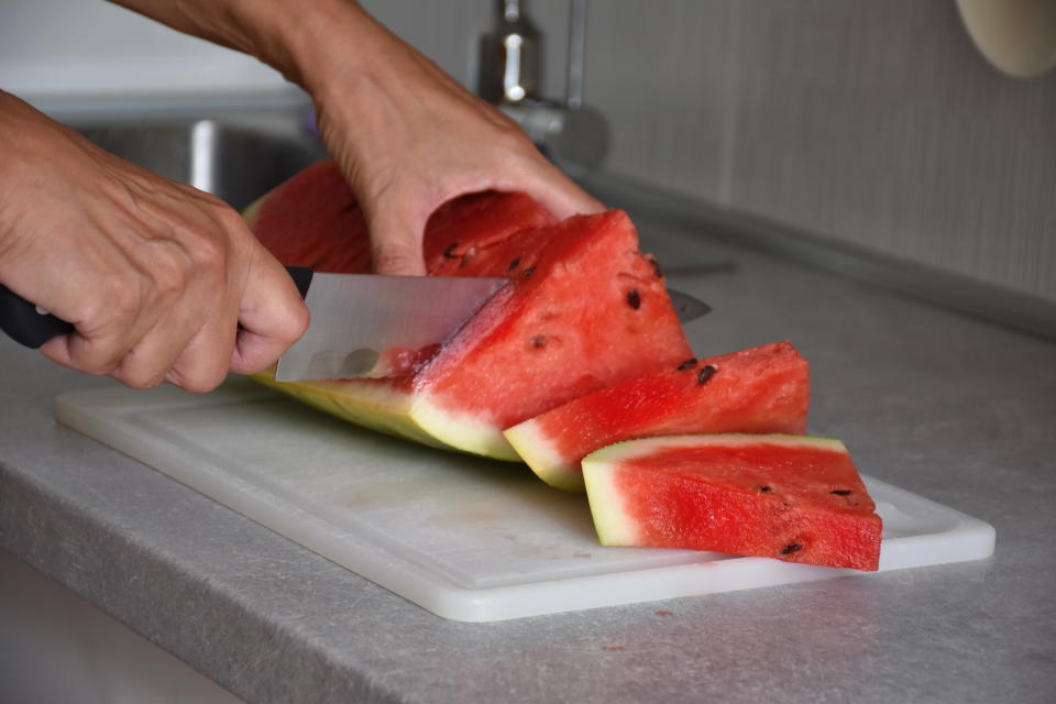 So schneidet man eine Wassermelone in kleine, handliche Stücke. (Bild: Getty Images)