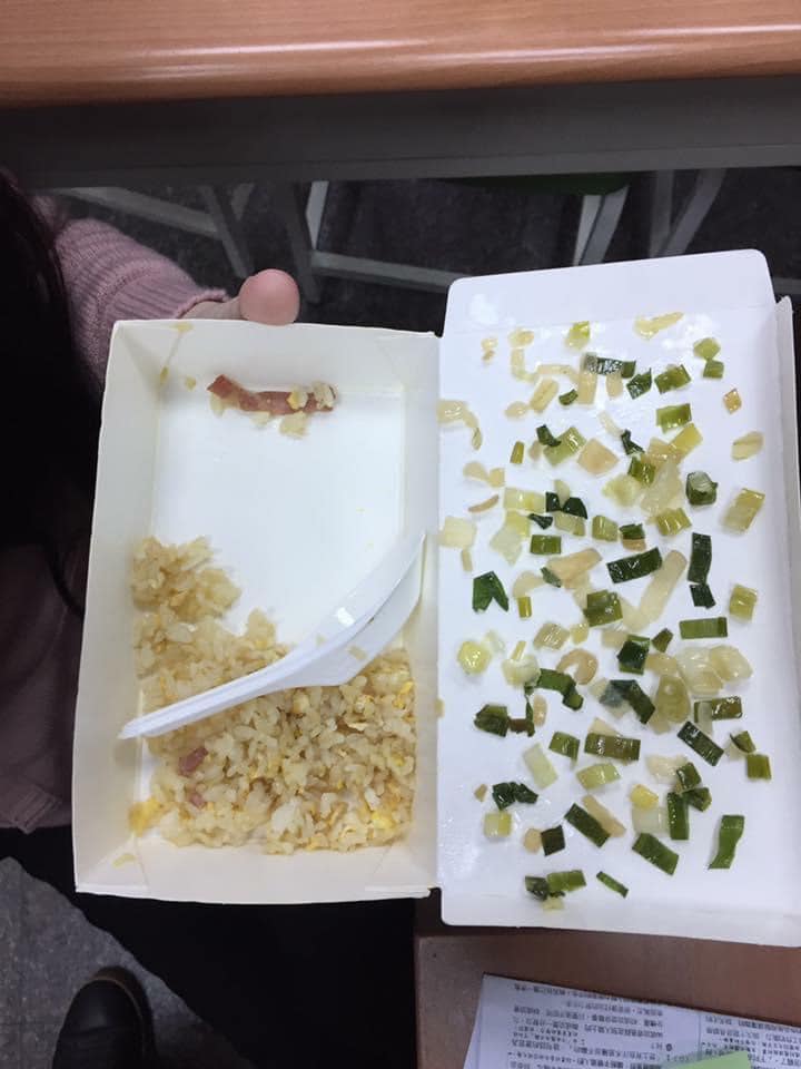 女學生吃炒飯「驚見討厭蔬菜」！下一秒「摩西分海」全挑開老師驚：有毅力