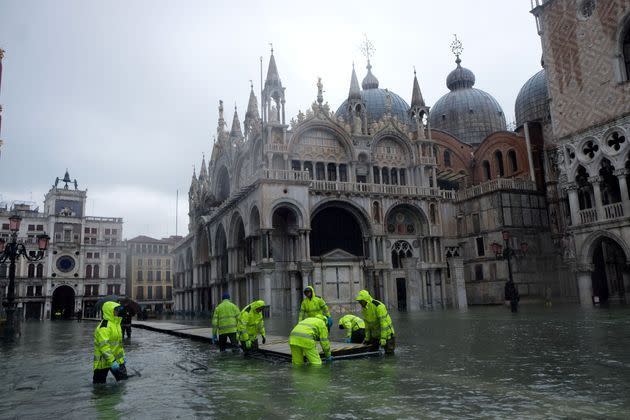 Une plateforme est installée sur la place Saint-Marc inondée dimanche à Venise.