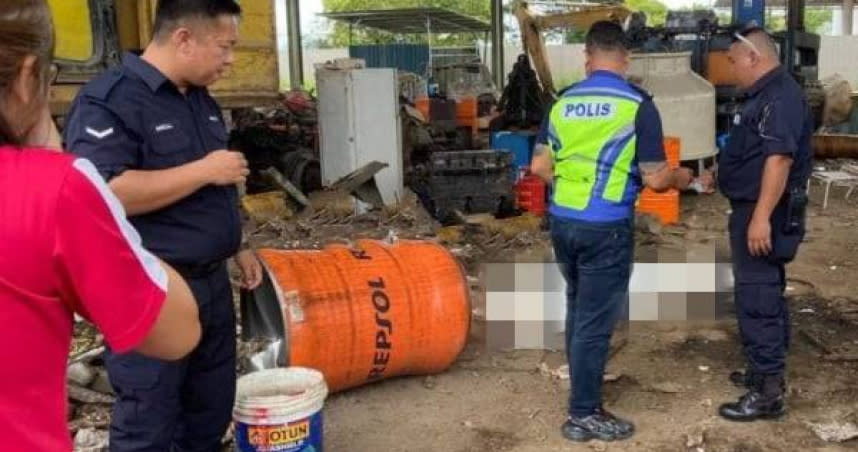 一名華裔卡車司機在油桶上用燒焊機切割鐵條，沒想到下一秒油桶竟爆炸！（圖／翻攝自中國報）