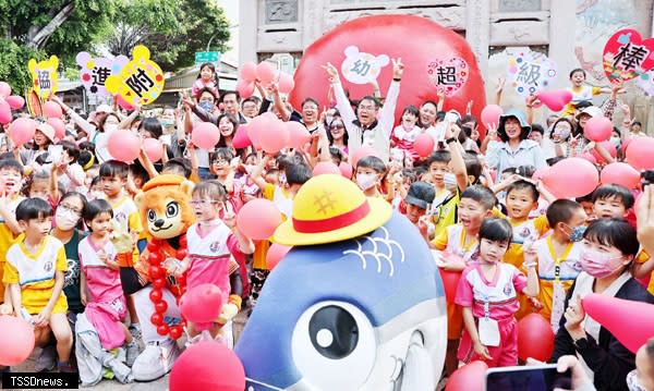 紅球計畫到訪臺南，市長黃偉哲與協進國小附幼學童於首站接官亭搶先探索巨大紅球。（記者李嘉祥攝）