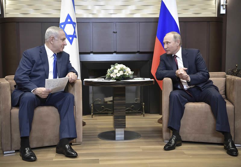 Le Premier ministre israélien Benjamin Netanyahu, reçu mercredi par Vladimir Poutine, a déclaré au président russe que son pays se préparait à agir de manière unilatérale pour empêcher une présence militaire de l'Iran en Syrie. /Photo prise le 23 août 2017/REUTERS/Alexei Nikolsky