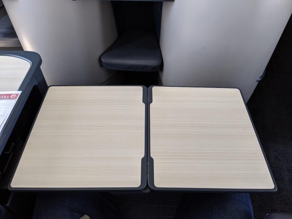 桌子則是收納在側方，桌面本身算大的