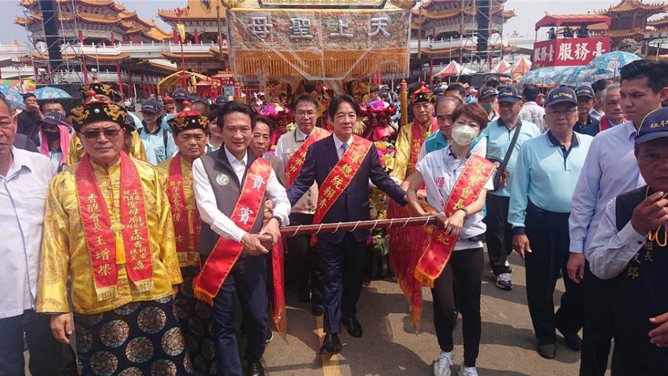 副總統賴清德（神轎中）扶轎前行，台南市立委陳亭妃（神轎右）與林俊憲（神轎左）左右簇擁，台南市長黃偉哲跟在賴的身後一起隨行。（程炳璋攝）