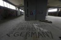 Un grafiti cubre el suelo de una fábrica de nueces que cerró en 1995, cerca de Xanthi, en la región de Tracia.