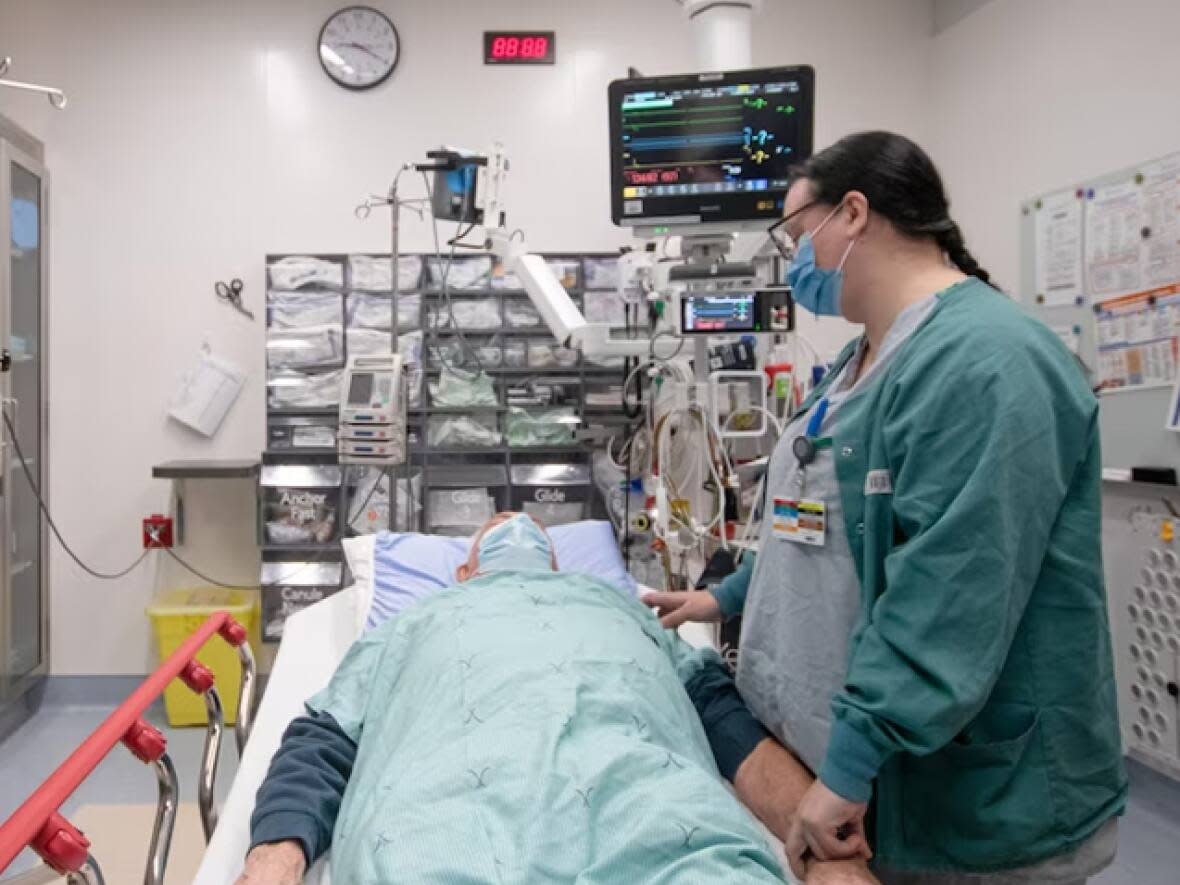 Nurses working in Canada who have met the requirements of the regulatory body in their jurisdiction should be able to be registered and licensed to practise safely in New Brunswick 'without undue delay,' the association says. (Patrick Lacelle/Radio-Canada - image credit)