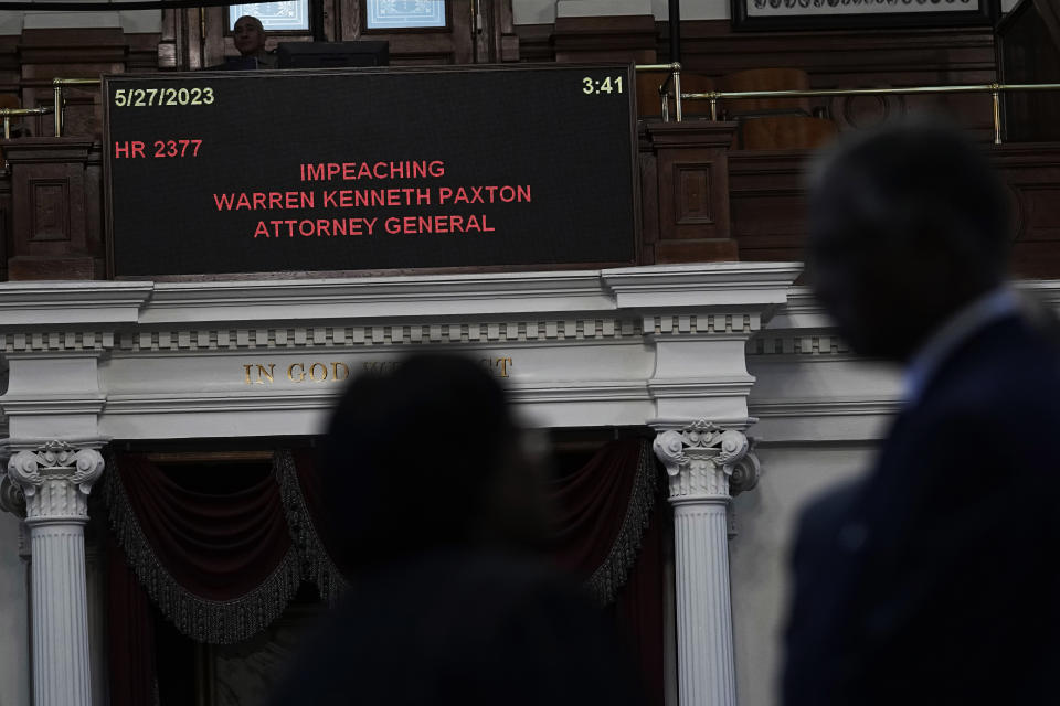 Miembros de la Cámara de Representantes de Texas se forman durante el proceso para someter al fiscal estatal Ken Paxton a un juicio político, en el recinto de la cámara baja en el Capitolio, en Austin, Texas, el sábado 27 de mayo de 2023. (AP Foto/Eric Gay)