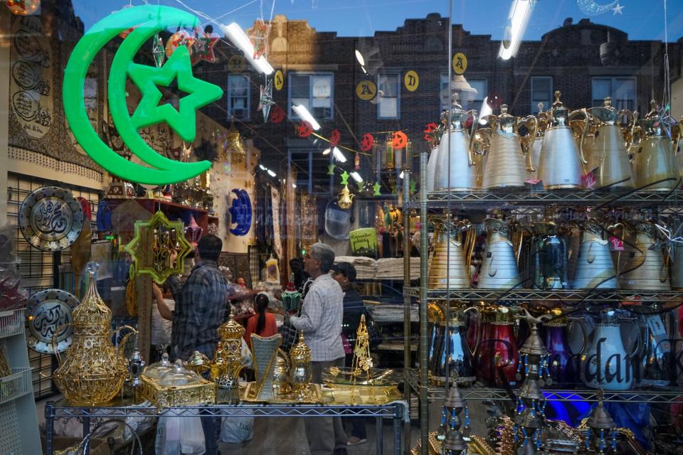 <p>Muslims shop for decorations ahead of the first day of Ramadan in Brooklyn, New York, May 26, 2017.<br>(Amr Alfiky/Reuters) </p>