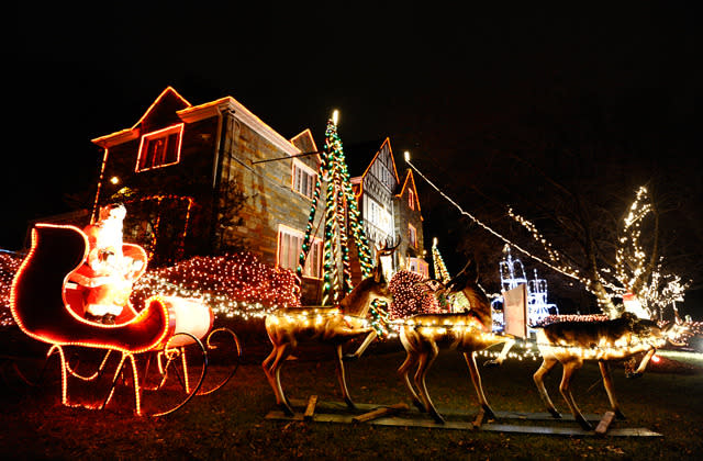 In den USA haben über die Maßen geschmückte Häuser an Weihnachten eine lange Tradition. Das „Bishop’s House“ in Washington D.C. ist ein Paradebeispiel dafür. Es lässt seit den Sechzigerjahren nicht nur Kinderaugen leuchten. (Bild: AFP)