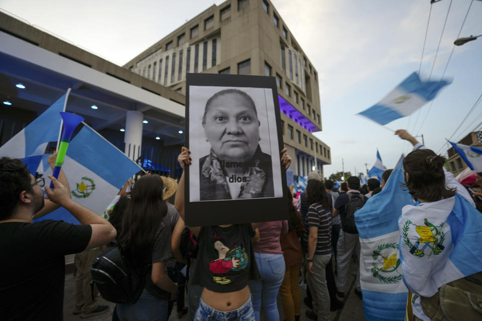 ARCHIVO - Un manifestante lleva un cartel de rechazo contra la fiscal general, Consuelo Porras, a las afueras de su institución en una movilización de respaldo al proceso electoral en Ciudad de Guatemala, el 14 de julio de 2023. Hasta tres veces, Porras ha solicitad que le sea retirada la inmunidad al recién juramentado presidente Bernardo Arévalo y ha denunciado que las elecciones deben ser anuladas por presunto fraude electoral. (AP Foto/Moisés Castillo, Archivo)