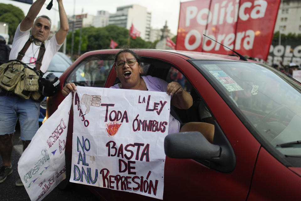 Una mujer pasa por delante del Congreso con un cartel de rechazo a la reforma económica promovida por el presidente argentino, Javier Milei, en Buenos Aires, Argentina, el martes 6 de febrero de 2024. La Cámara de Diputados tiene en debate el proyecto de ley que incluye una variedad de medidas económicas, administrativas, penales y medioambientales. (AP Foto/Natacha Pisarenko)