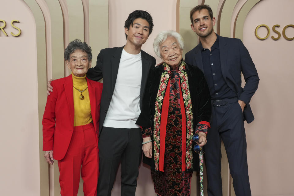 Chang Li Hua, de izquierda a derecha, Sean Wang, Yi Yan Fuei, y Sam Davis posan para un retrato en el almuerzo de nominados de la 96a entrega anual de los Premios de la Academia el lunes 12 de febrero de 2024, en el Hotel Beverly Hilton en Beverly Hills, California. (Foto AP/Chris Pizzello)