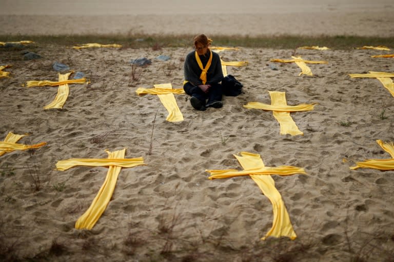 Catalan separatists decorate streets, monuments and even beaches with yellow ribbons -- and their opponents just as soon take them down to "clean up" this region of Spain