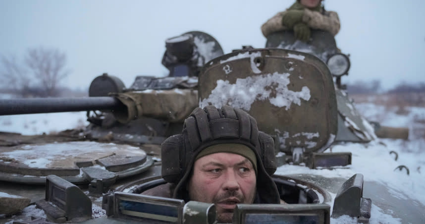 烏克蘭與俄羅斯關係越來越緊張。（圖為烏克蘭軍人駕駛戰車／達志／美聯社）
