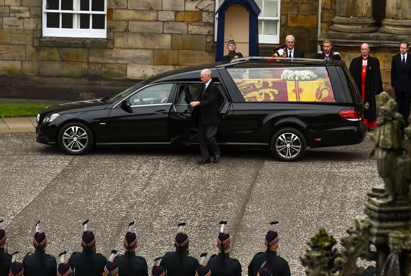 El coche fúnebre que transporta el féretro de la reina Isabel II llega al Palacio de Holyroodhouse, donde pasará la noche y luego será trasladado a la Catedral de St. Giles, en Edimburgo, Escocia