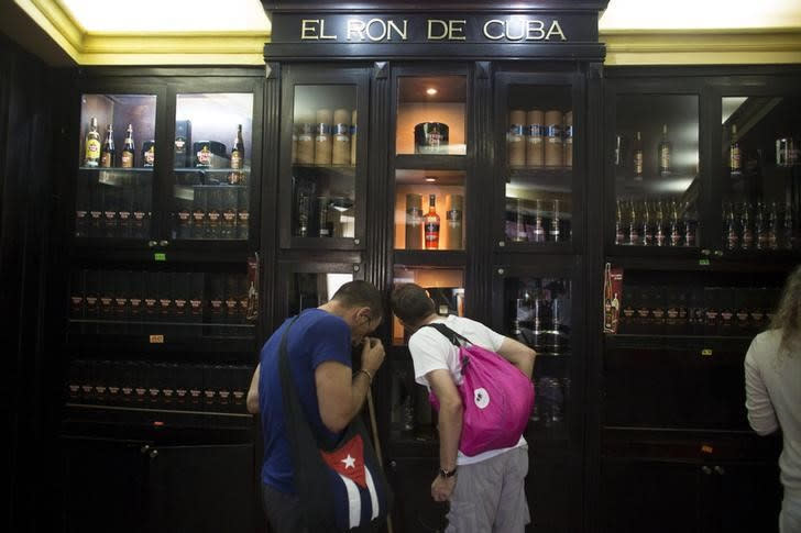 FOTO DE ARCHIVO. Turistas miran botellas de ron Havana Club exhibidas dentro de una tienda en La Habana, Cuba