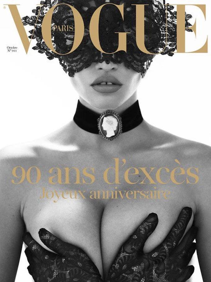 <p><span>Mit diesem Cover zelebrierte die Pariser “Vogue” ihr 90. Jubiläum. Welch Hingucker! Denn darauf präsentierte sich Topmodel Lara Stone maskiert und halbnackt. Sie wurde vom Fotografenduo Mert & Marcus abgelichtet. (Bild: Vogue Paris)</span> </p>