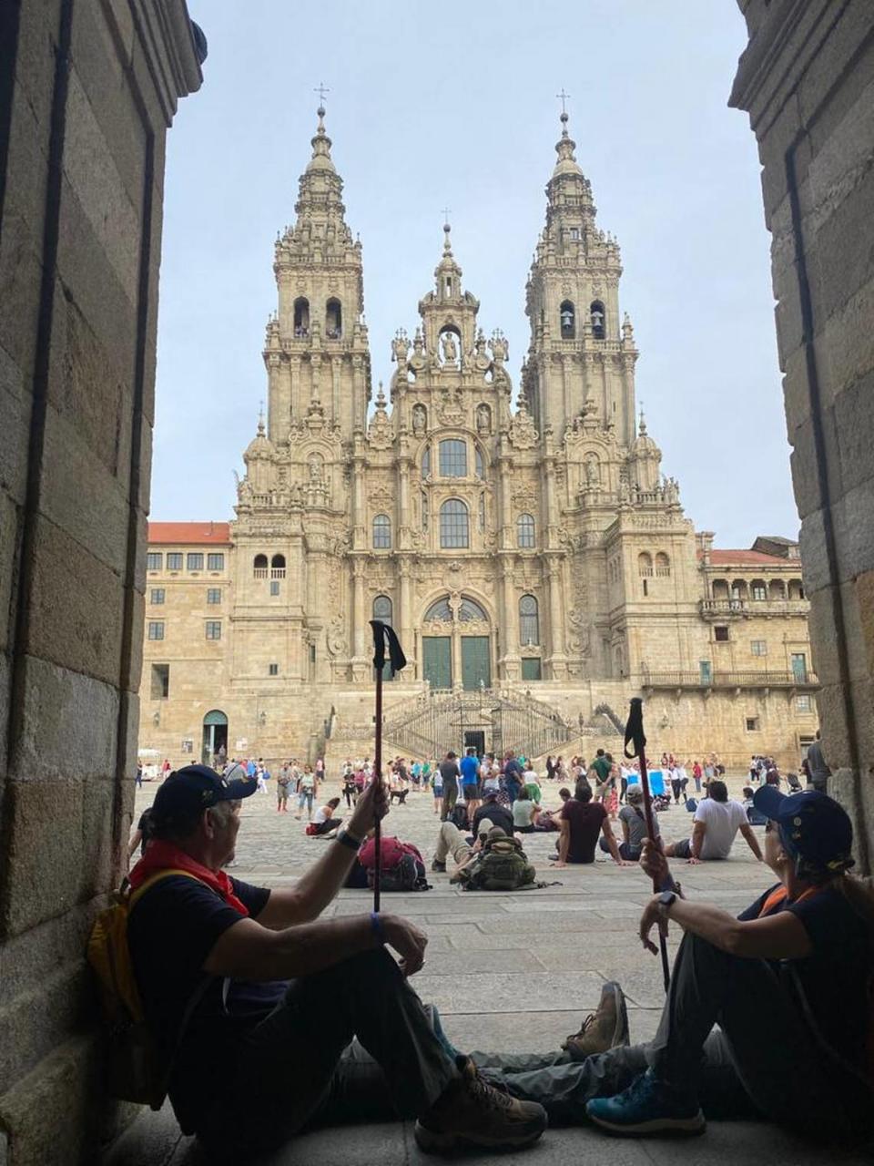 Peregrinos frente a la Catedral, en la Plaza del Obradoiro de Santiago de Compostela.