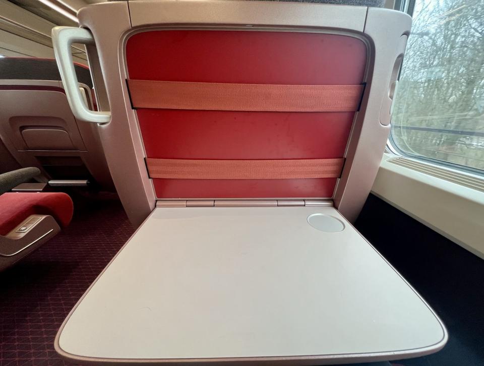 The seatback with the tray table down on a Thalys train.