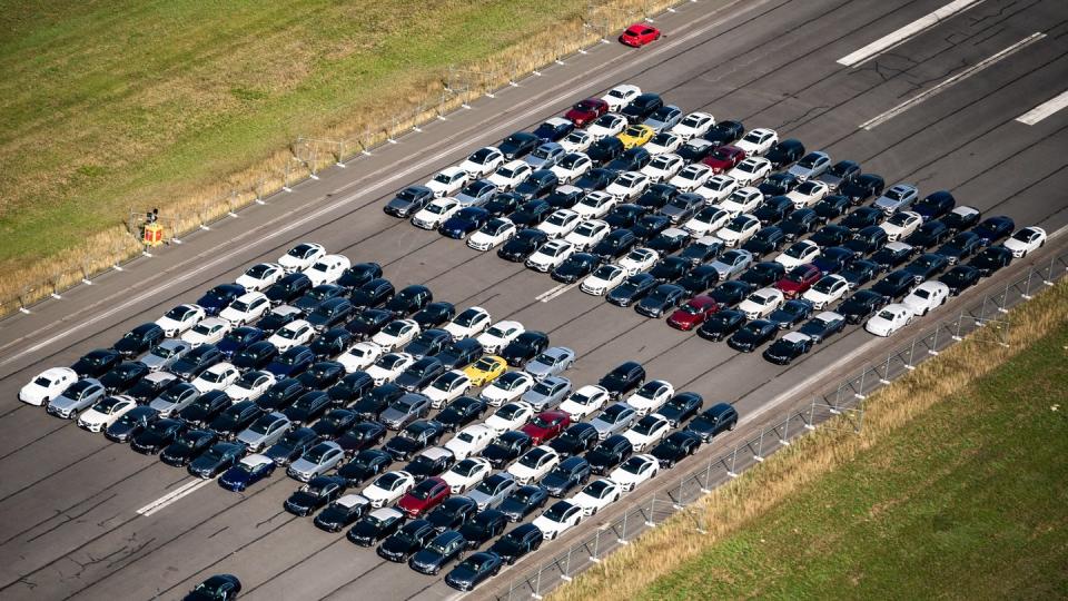 Zahlreiche Fahrzeuge von Mercedes-Benz stehen auf dem ehemaligen Flugplatz Ahorn auf einer Landebahn (Symbolbild). Daimler muss erneut mehrere Hunderttausend Diesel-Fahrzeuge zurückrufen.