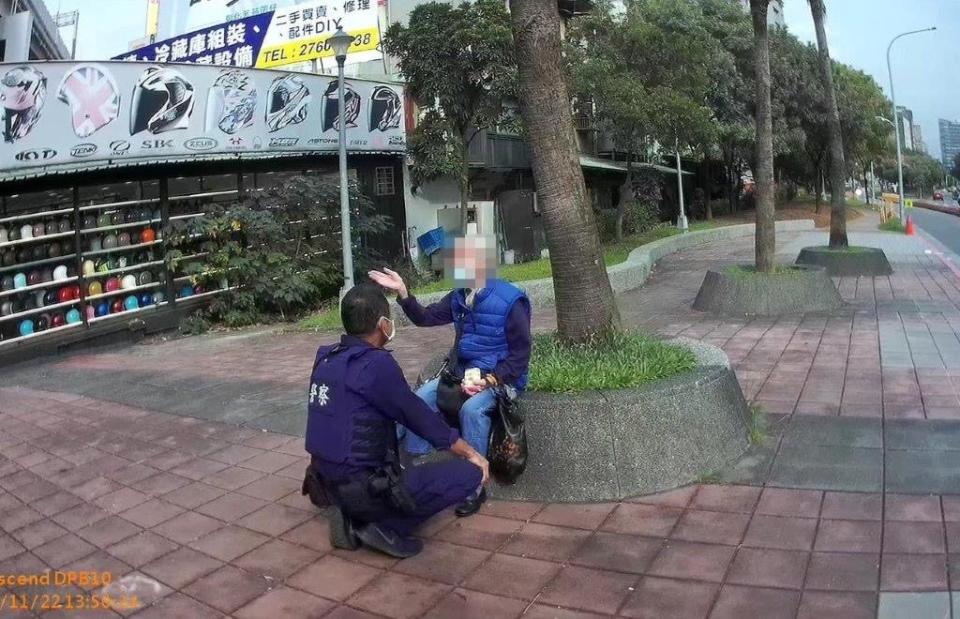 臺北市保安警察大隊第五中隊員警主動關懷走失婦人。（台北市保安警察大隊提供）