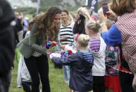 Britain's Catherine, Duchess of Cambridge receives cards from wellwishers during her visit to the Breakwater country park, to start the Ring O Fire ultra marathon, in Anglesey, north Wales August 30, 2013. REUTERS/Paul Lewis/pool (BRITAIN - Tags: ROYALS ENTERTAINMENT SPORT ATHLETICS)