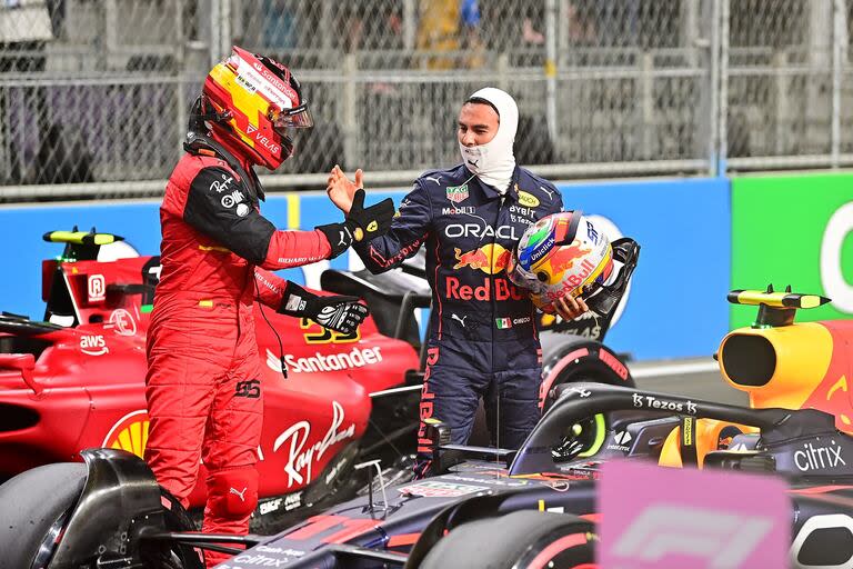 El saludo entre Carlos Sainz Jr. y Sergio Checo Pérez, dos pilotos que recorrieron un agitado primer segmento de la temporada