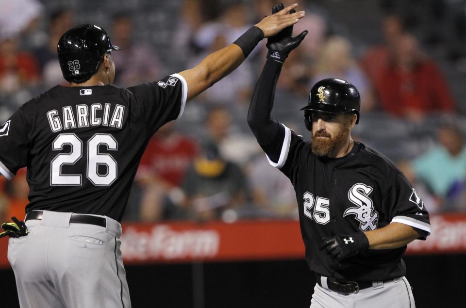 Los jugadores de los Medias Blancas de Chicago Adam LaRoche (derecha) y Avisaíl García se chocan la mano tras un jonrón de dos carreras ante los Angelinos de los Angeles, en el octavo inning del juego entre los dos equipos, el 20 de agosto de 2015 en Anaheim, California. (Foto AP/Alex Gallardo)