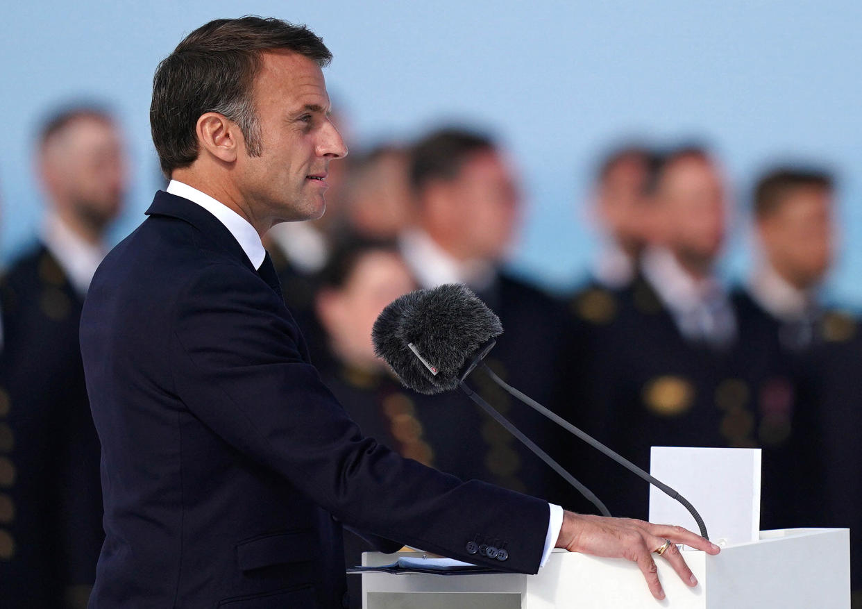 Emmanuel Macron a conclu son discours lors des commémorations du D-Day en rendant hommage au président ukrainien Volodymyr Zelensky. (Photo Jordan Pettitt / POOL / AFP)