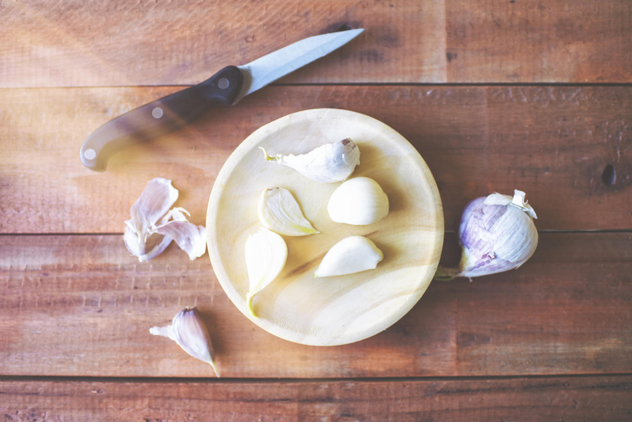 A new hack for peeling garlic is lighting up the Internet [Photo: Getty]