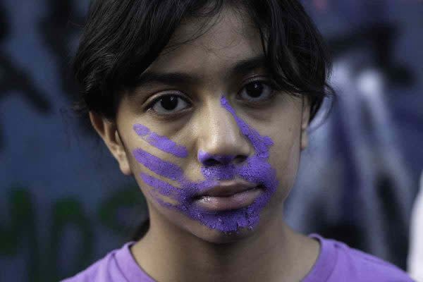 Una niña asiste a una marcha para exigir alto a la viokencia de género