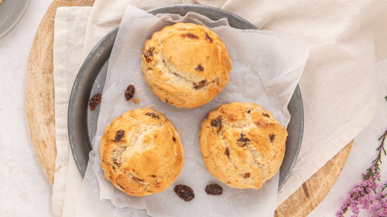 Scones with raisins