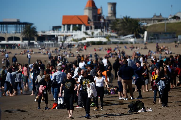 Muchos turistas disfrutaron de la tarde de playa en Mar del Plata