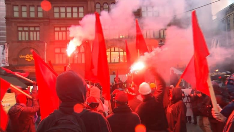 Smoke bombs, smashed windows, 1 arrest at Montreal anti-capitalist march