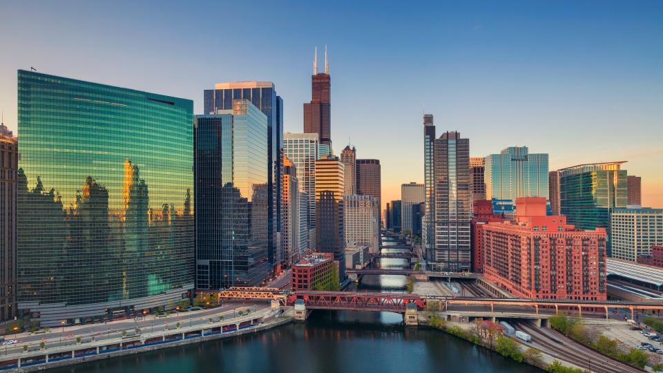 Cityscape image of Chicago downtown at sunrise.