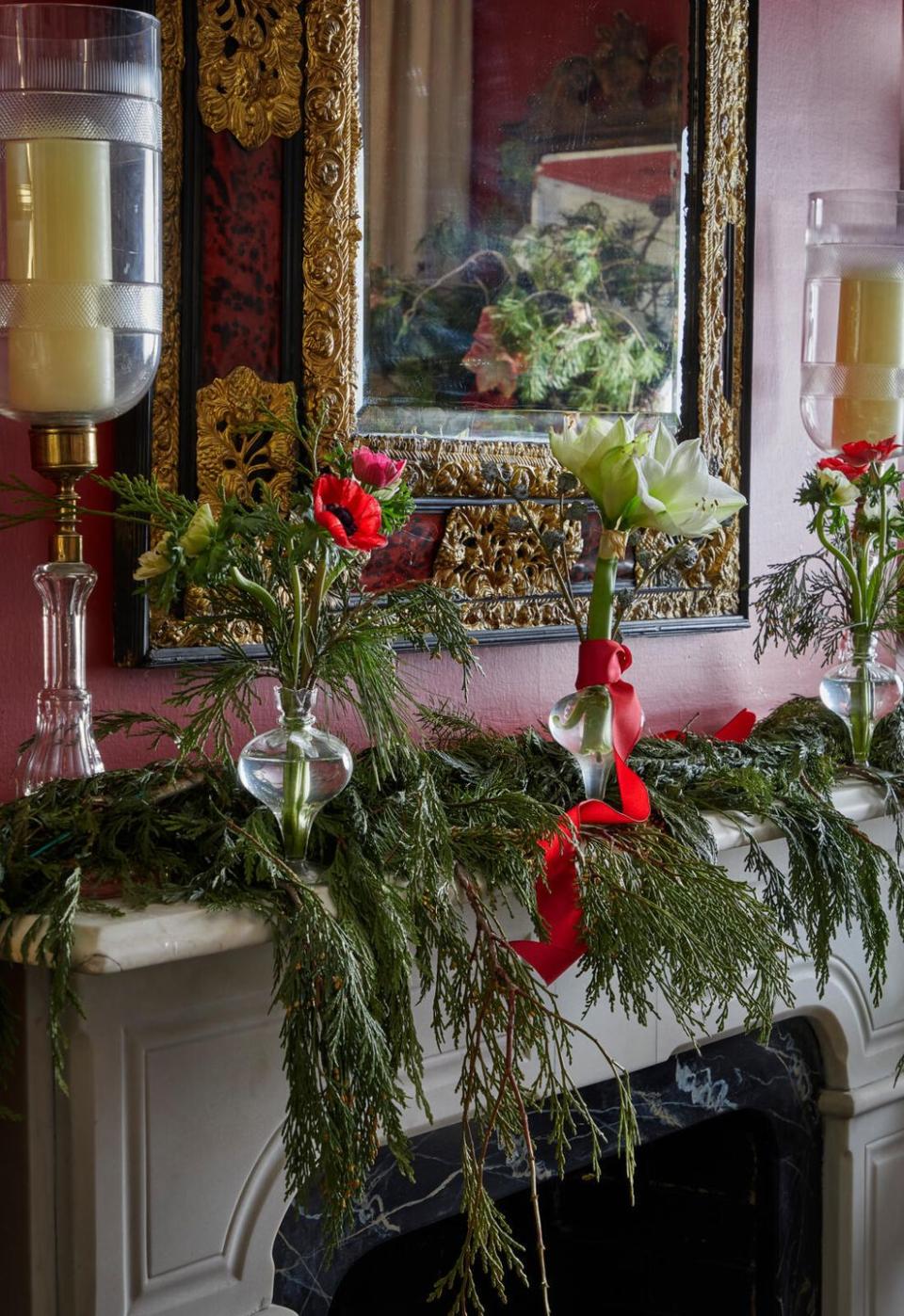 The Classic Christmas Eve Mantel Decorations