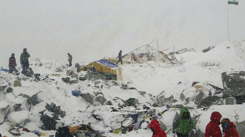 尼泊爾大地震，聖母峰大雪崩。