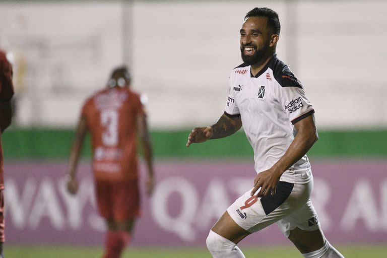 Jonathan Herrera, autor de tres goles para Independiente