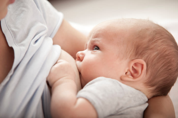 Amamantar a tu bebé lo beneficiaría al momento de vacunarlo. - Foto: Westend61/Getty Images